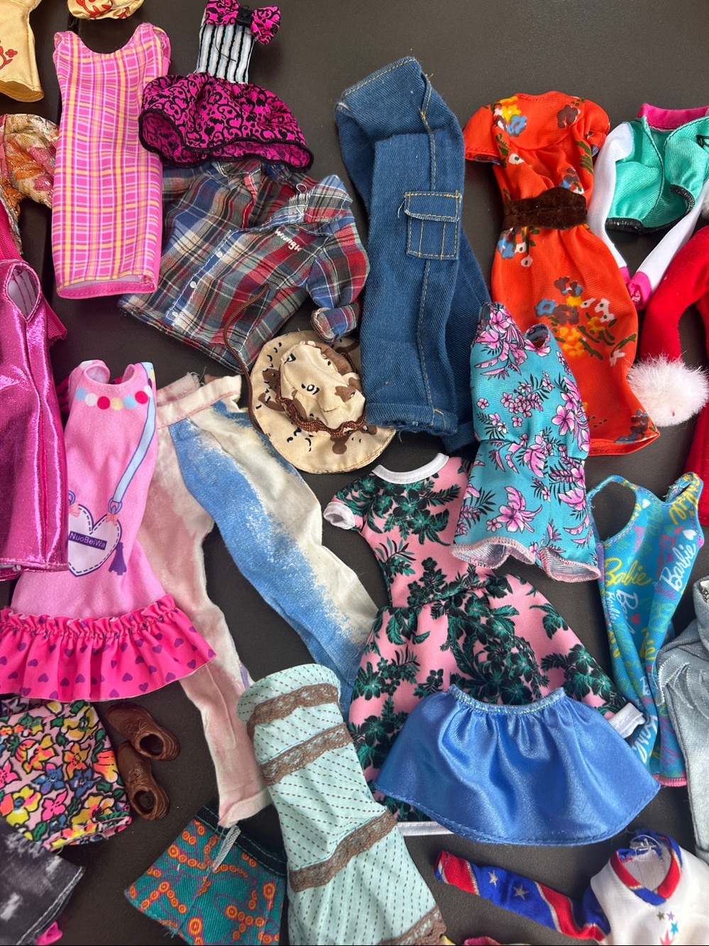lot of Barbie and unbranded doll clothes - Picture 6 of 10